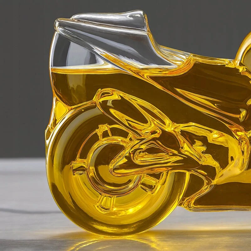 Karafa na whisky v tvare motorky 
