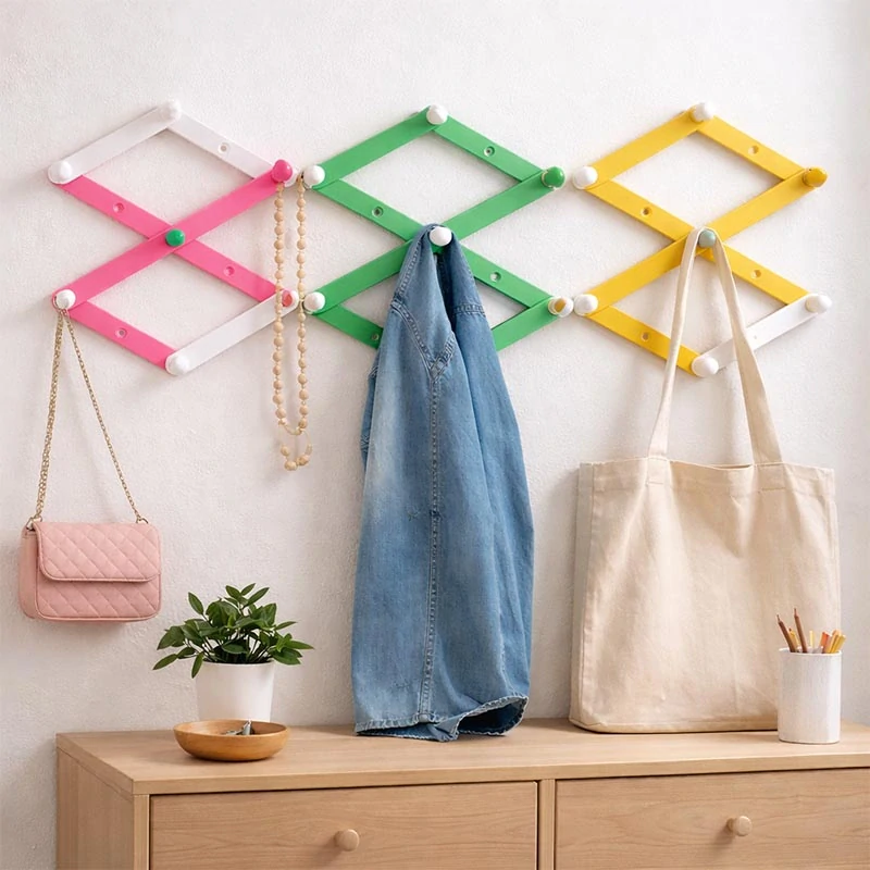 Skladací nástenný vešiak harmonika 18 cm bielo-zelený, rozsah 10 – 45 cm, 10 háčikov