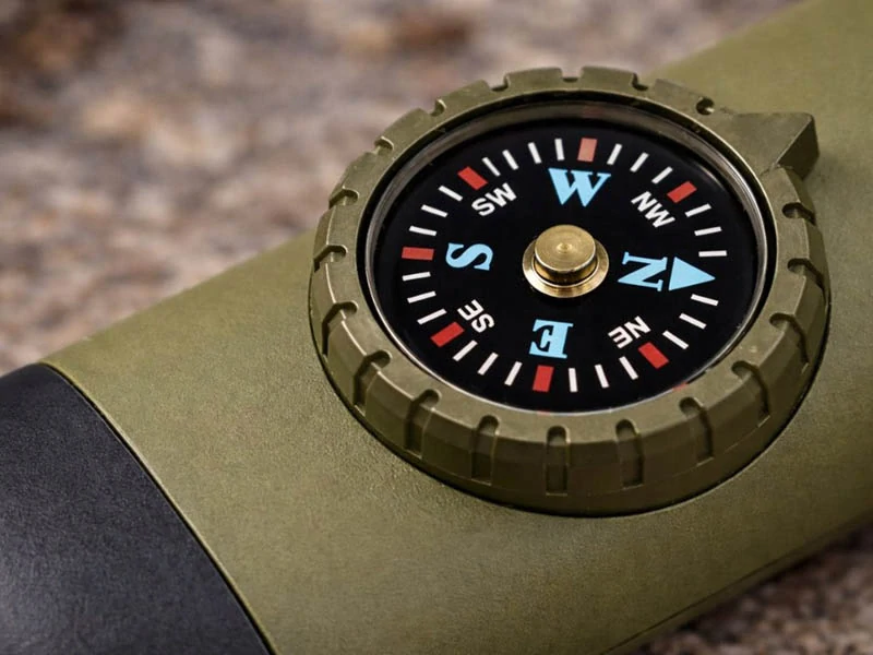 Píšťalka s kompasom, baterkou, lupou a teplomerom zelená