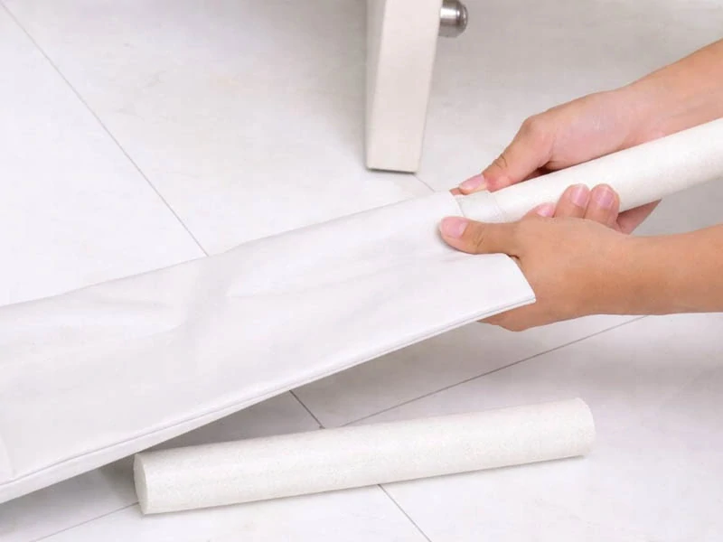 Tesnenie pod dvere proti prievanu 96cm biele