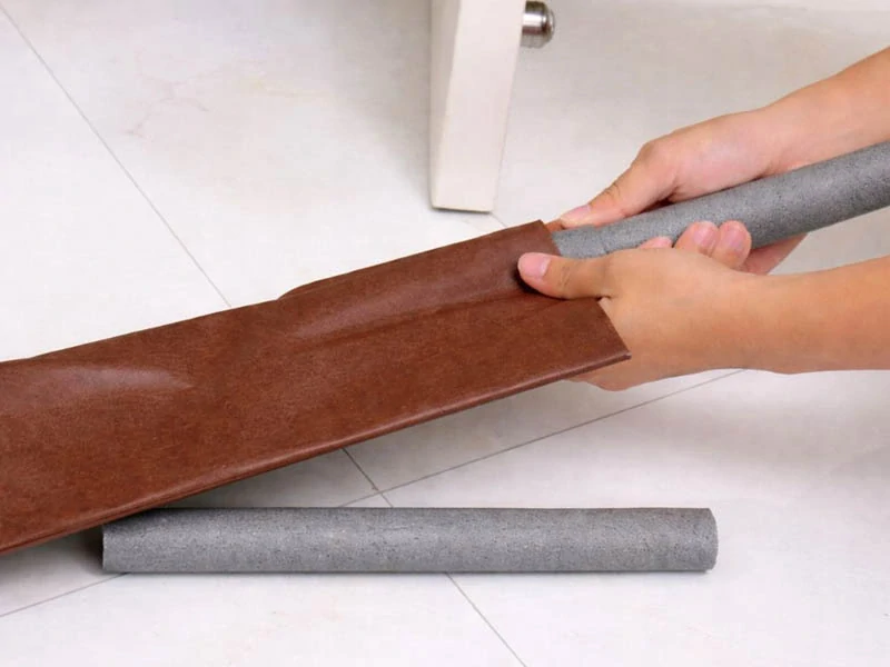 Tesnenie pod dvere proti prievanu 96cm hnedé