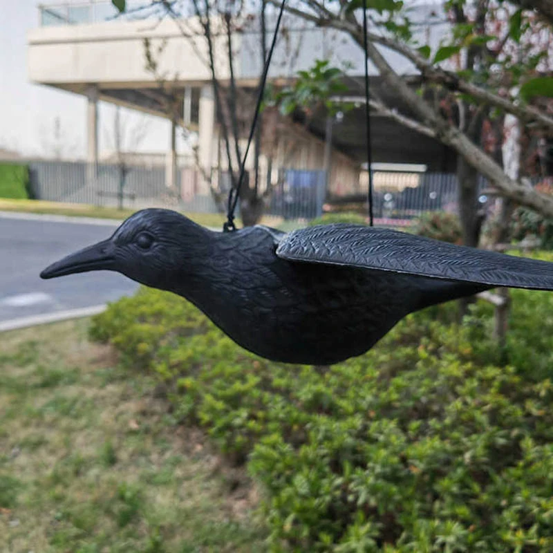 Maketa letiaceho krkavca na odpudzovanie vtákov