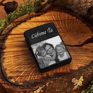 Zapaľovač benzínový čierny s gravírovaním obrázku a textu