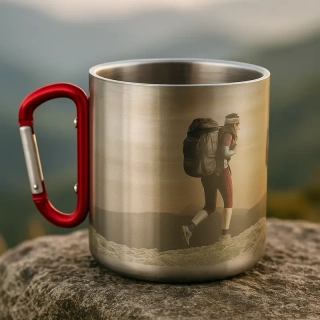 Plechový hrnček s karabínkou 300 ml – ideálny pre turistov