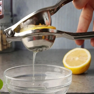 Ručný odšťavovač citrusov kovový