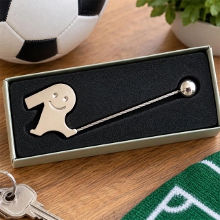 Kovový prívesok v tvare futbalistu s loptou na kovovej šnúre