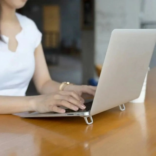 Hliníkové nožičky pod notebook strieborné – 2 ks