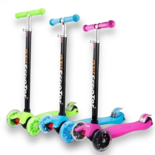 Kolobežka trojkolka so svietiacimi kolieskami