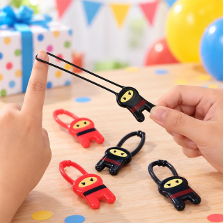 Lietajúci ninja na prst z gumy 6,5 cm