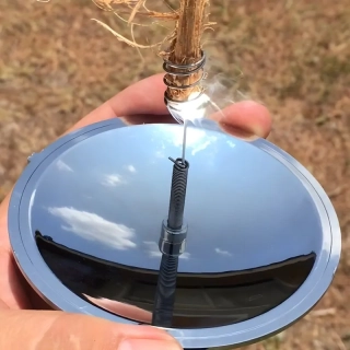 Solárny turistický zapaľovač
