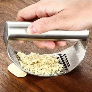 Kovový lis na cesnak