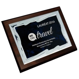 Kovová plaketa modrá na drevenej MDF podložke s gravírovaním 16x12cm