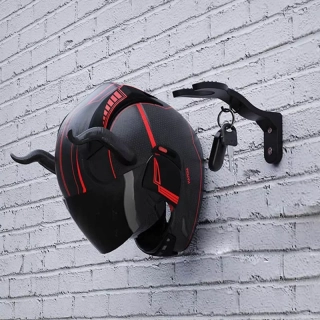 Nástenný vešiak na motocyklovú prilbu