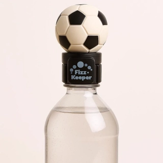 Fizz Keeper - Uzáver na fľaše s pumpičkou v tvare futbalovej lopty
