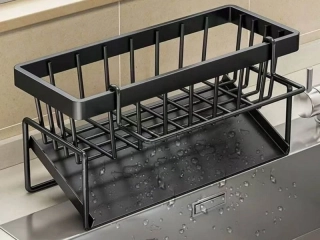 Kovový odkvapkávač do drezu na hubky, kefky a kuchynské doplnky
