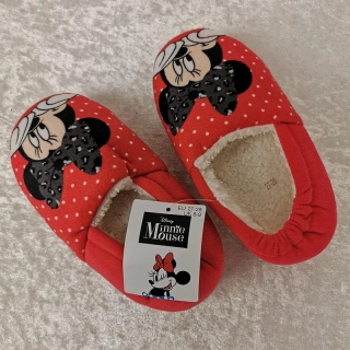 Detské papuče Minnie Mouse červené s bodkami – veľkosť 25-26