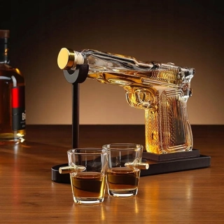 Karafa na whisky v tvare pištole s 2 pohárikmi