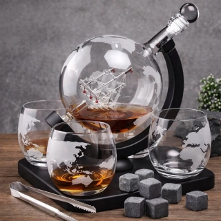 Karafa na whisky 850ml v tvare glóbusu so 4 pohármi