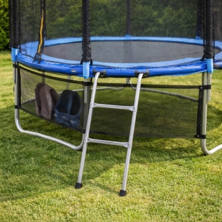 Kovový rebrík k záhradnej trampolíne