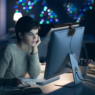 LED lampa na monitor s nastaviteľnou farbou svetla a jasom