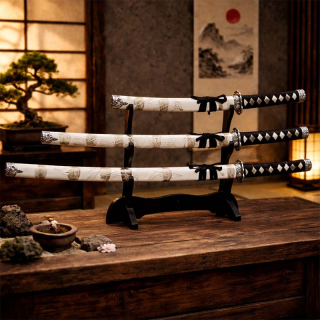 Dekoračná sada 3 japonských mečov katana s bielym puzdrom a stojanom