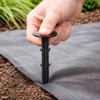 Plastové kolíky na agrotextíliu 11 cm – 10 ks