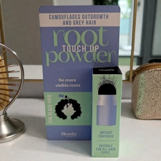 Blossity Root Touch Up Powder – púder na prekrytie odrastov pre čierne vlasy 1,5 g
