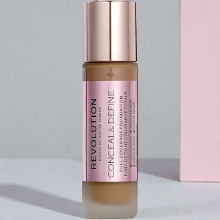 Makeup Revolution Conceal & Define Foundation F13 – dlhotrvajúci make-up s plným krytím
