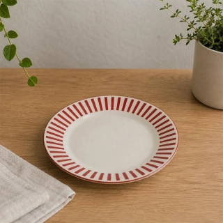 Plytký tanier 19 cm s červeným pruhovaným dekorom