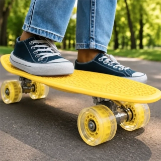 Detský skateboard Fishboard 56 cm so svietiacimi LED kolieskami