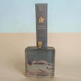 Tyčinkový difuzér Home Fragrance 100 ml Season's Greetings Berry & Spruce Tree