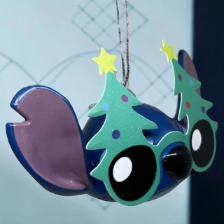 Závesná ozdoba na stromček 3D Disney Stitch s vianočnými okuliarmi 10 cm