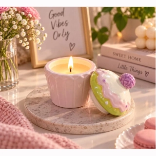Dekoratívna sviečka v nádobe s viečkom – cupcake 13 cm